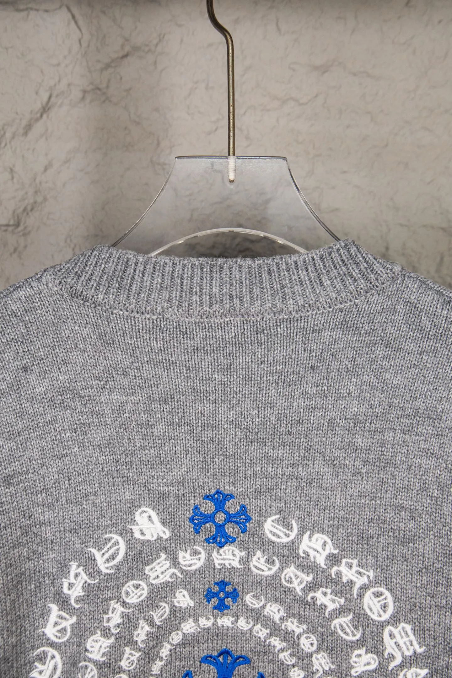 P260 Chrome Hearts CH Chrome Hearts Embroidered Disk Sanskrit Cross Hole Knitted Sweater Pullover. The popular style is the same for men and women. It is matched with black and white. It looks great in real life. The upper body looks good and it looks good in daily wear. It is even better when taking photos. It’s hard not to buy it. Buy it for me!!! Believe me, no one can refuse such a machine-length Chrome Hearts jacket. The version has been expanded based on the old version. The upper body is loose and stylish, and the hem is expanded to a casual design. Fat people look extremely slim, thin people have limited height and high-end. Ten thousand yuan ZP printing, 1:1 perfect restoration, looks good when worn alone or stacked, can be easily controlled by both men and women. If you care more about quality, you must also respect the price. It is completely different from the thin see-through bottoms and junk products on the market that pill when worn. If the style makes you shine at a glance, then quality is what you should pay more attention to. Compared with price, we focus on quality. Customers who have received my products all know it. ️️️ Sweaters on the market are generally made of bract core yarn. We use modal. The advantages over core-spun yarn are very intuitive: high cost, high price, high density, relatively expensive for developers, and let us make a lot less money. In addition, it is delicate, has no scum on the upper body, resists pilling, and is high-end. We are conscientious sellers and do not use core-spun yarn. Apart from being cheap, core-spun yarn is really useless. It shrinks, pills, hooks, and makes people pierced. He is proficient in everything. It is 2024. Who doesn’t want to look decent when they go out? Quality determines the upper body effect. No matter how bad the quality, the best style is still the temperament of the urban-rural fringe. We only do long-term business. Quality determines character. Take it back and wear it with confidence and wash it. The quality of the pattern will definitely make your eyes shine. We only make the right version of high quality. We make high-end hard goods. Reject junk goods and reject fast food. Conscientious quality and conscientious price. You deserve it!  Color: Black Beige Gray Size: S M L